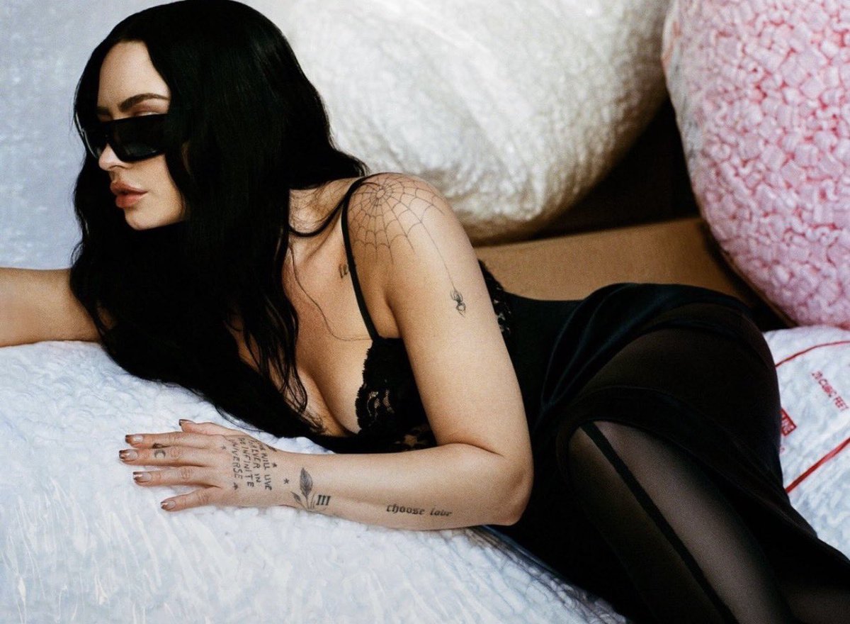 DemiCravings's tweet photo. Demi Lovato stuns in new photo. https://t.co/bxhx3DXfVK