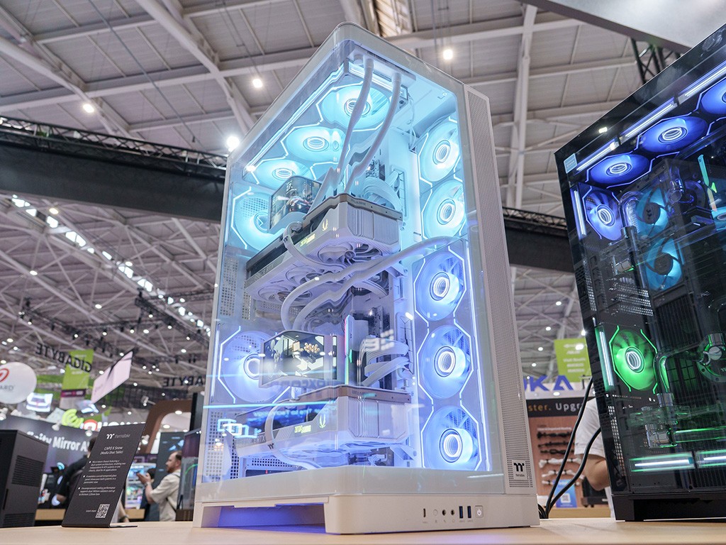 hermita_akiba's tweet photo. Thermaltake、デュアルシステムを1台に集約できる大型ケース「CAPO X」正式発表

➡️2枚のMicroATXマザーボードを搭載、AI処理やゲーム配信を1台に集約
https://t.co/AZdGFGXIFH https://t.co/TboecMCLaM