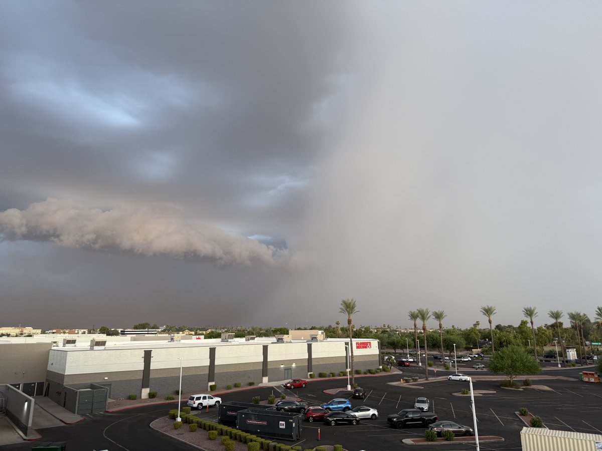 adubbsphx's tweet photo. Phoenix monsoon is back! Here’s the new severe storm entering central Phoenix. Dust approaching as well. #azwx https://t.co/NcIfracmGr