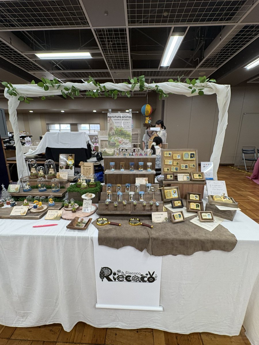 riecocoart's tweet photo. ミニチュアのイベントは適材適所って感じで、とても楽しい😊✨
作家さん同士の横のつながりも刺激ばかりで楽しい😁✨
製作に使えるような材料や工具もたくさん売っていて説明もしてもらえる！
それがまた、すごい刺激的🤭
ありがとうございました！ https://t.co/1VM9mv0pzB