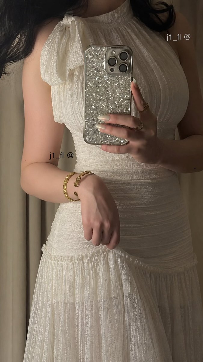 j1_fl_'s tweet photo. مدري ليه احب الفساتين الي فيها ربطه عنق احسها تحلييي !🤍
من شي ان الفستان رقمه 4DR8434 https://t.co/kQEjlQgmje