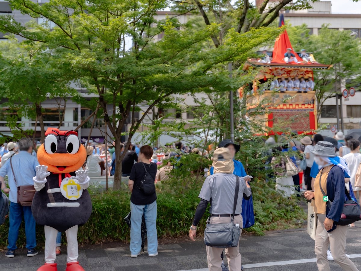 sumito_kyoto's tweet photo. ひかりです！

このごろ祇園囃子のいい音色があちこちで聞こえてうっとりするね～😊
そんな祇園祭のハイライトとなる山鉾巡行がある１７日、市役所前に冷たい水道水が飲める給水機を設置するよー！🚰
水道水を飲んで、みんなで熱中症を予防しよう！塩分補給も忘れずに！

#祇園祭 #熱中症予防 #水道水 https://t.co/i3oLzxjrgX