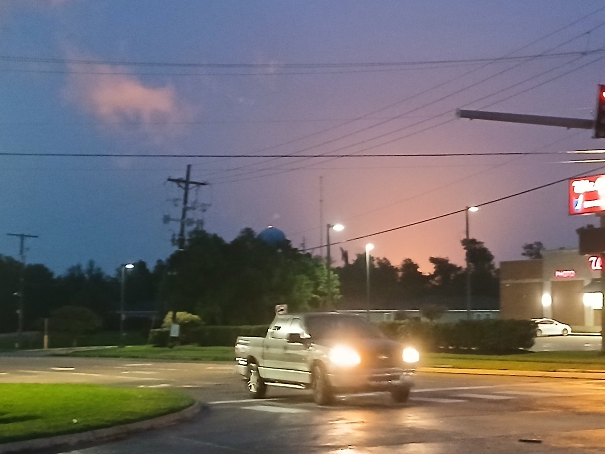 danchomoves's tweet photo. Looks like big fire near Calcaseu Lake. https://t.co/EmgchZ9eOK
