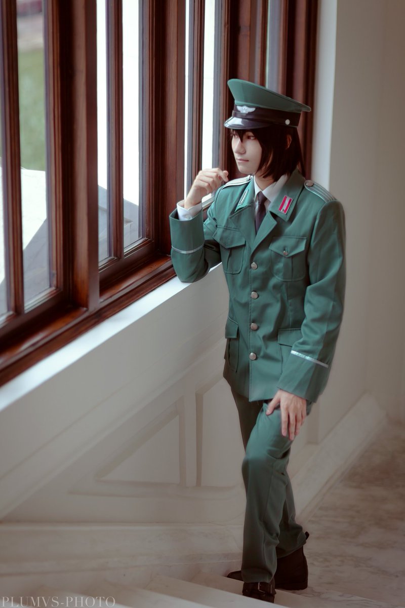x_vntr's tweet photo. 池袋駅のspyXfamilyの広告を見てユーリくんのコスプレやったの思い出した https://t.co/z8zhALPxok