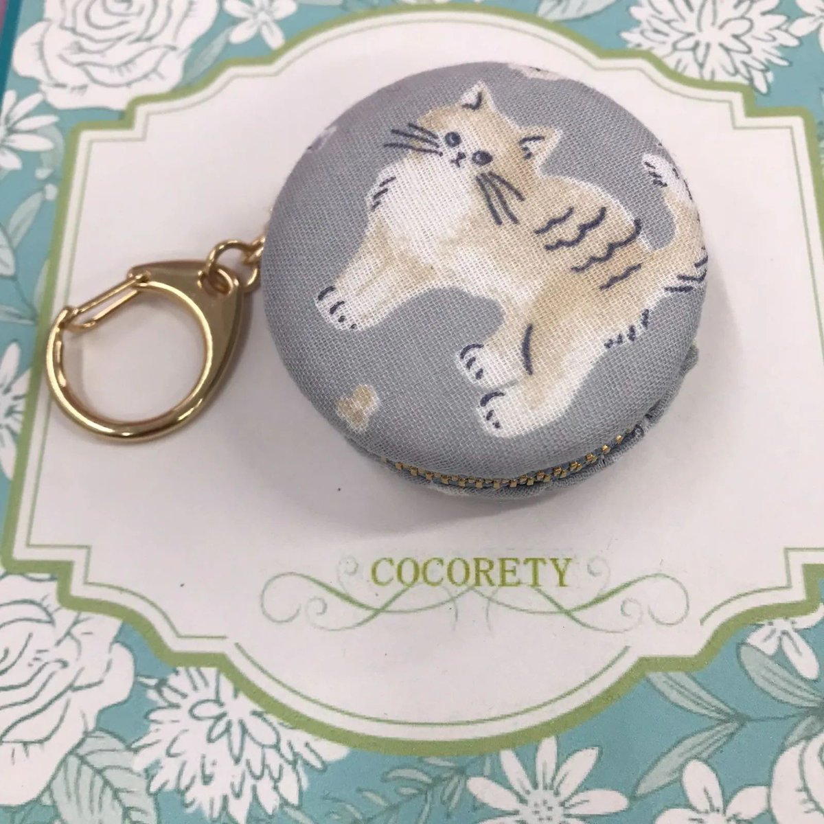 cocorety40's tweet photo. 【障害者ブランド・ココリティ】杏樹作　ポーチ　「猫ちゃんのマカロンポーチ」NO.5483　H

ふんわりガーゼ生地のマカロン型ポーチに作品の表、裏に愛らしい猫のイラストがキュート。キーホルダー付きでバッグにぴったり。　￥1,200 https://t.co/6ynzzgQthQ