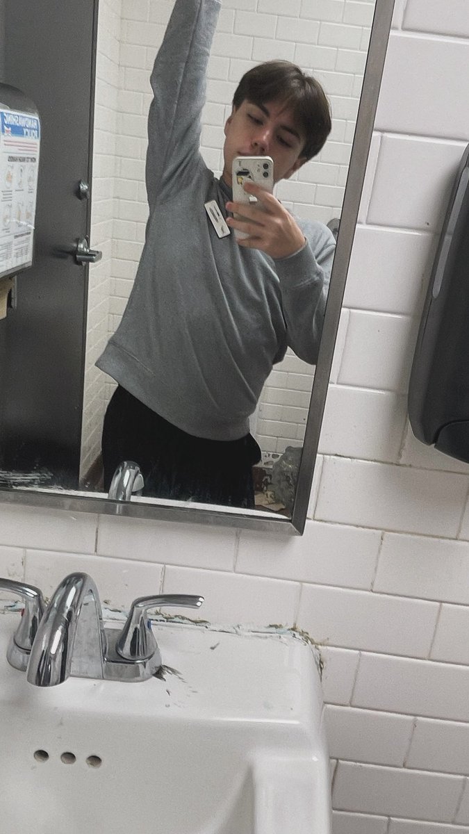 sltfrek's tweet photo. horny while at work https://t.co/DZwTgbjFB9