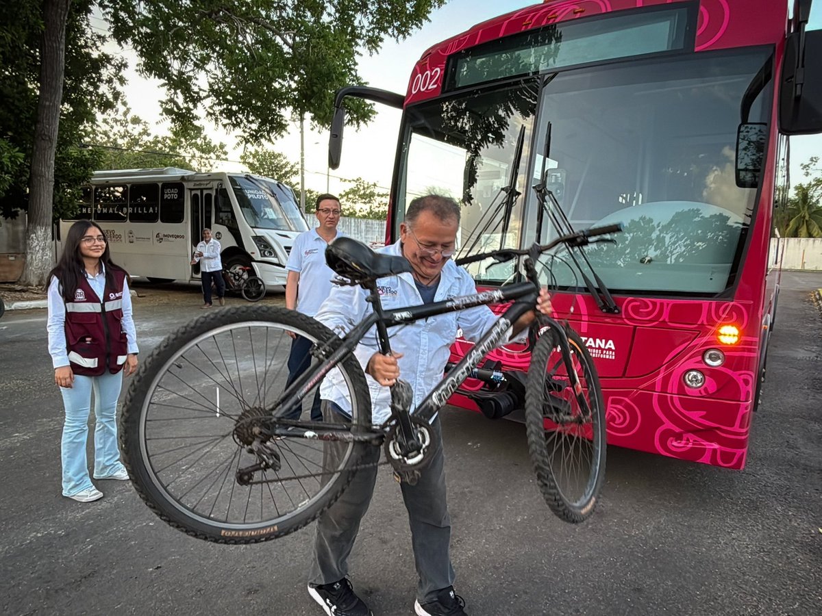 imoveqroo's tweet photo. 🚲 En #MOBI impulsamos una movilidad más sustentable fomentando el uso de la bicicleta como parte de tus traslados diarios.
Nuestras unidades cuentan con rack para bicicletas, una herramienta que facilita la conexión entre distintos medios de transporte https://t.co/m5l1SKnb5D