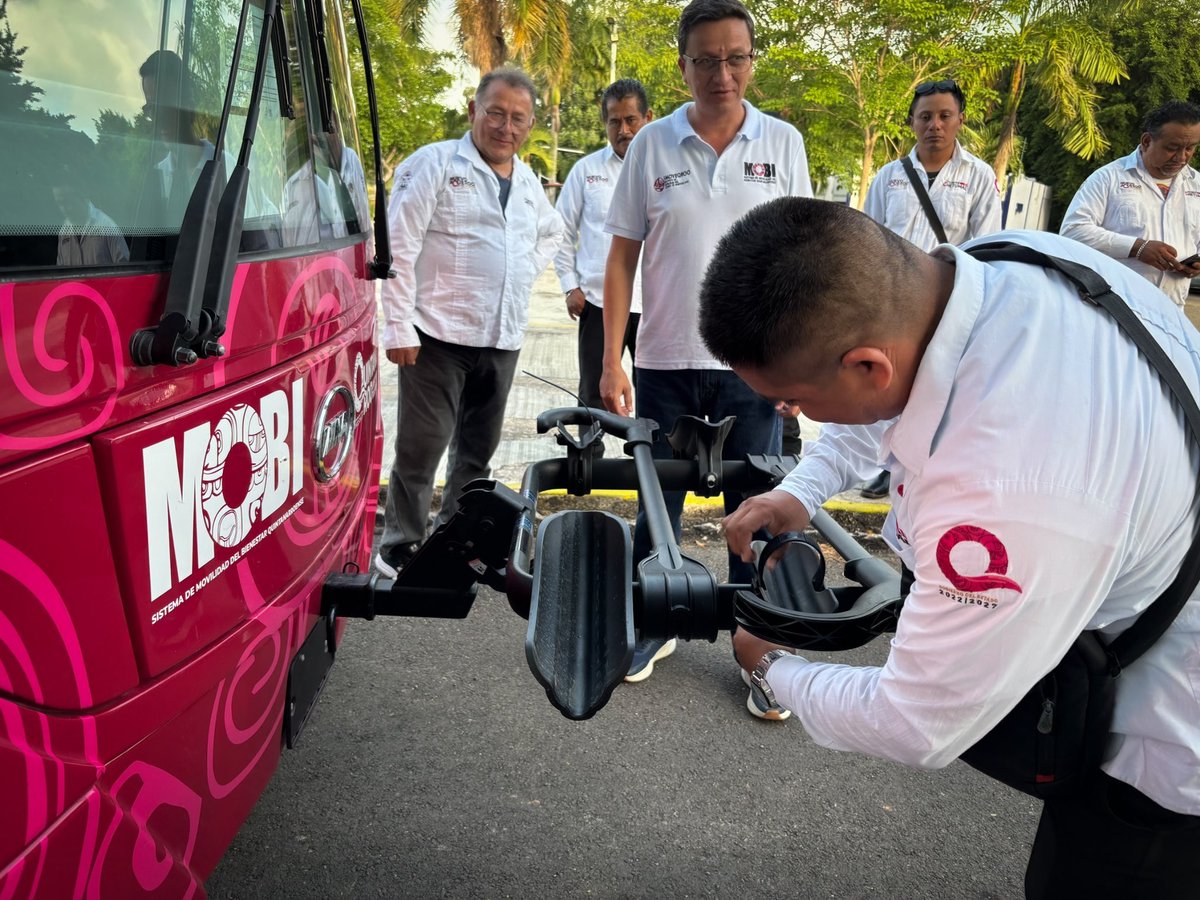 imoveqroo's tweet photo. 🚲 En #MOBI impulsamos una movilidad más sustentable fomentando el uso de la bicicleta como parte de tus traslados diarios.
Nuestras unidades cuentan con rack para bicicletas, una herramienta que facilita la conexión entre distintos medios de transporte https://t.co/m5l1SKnb5D