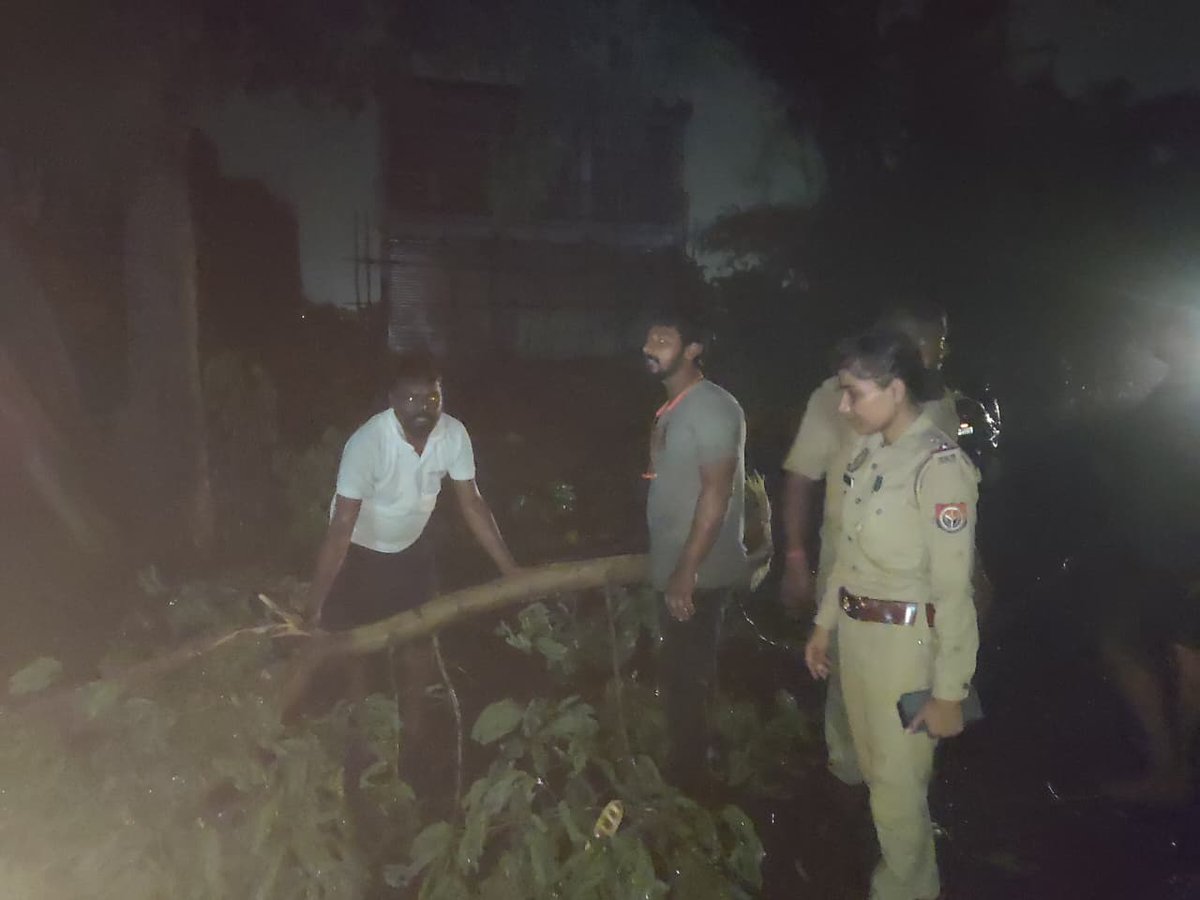 bstvlive's tweet photo. देवरिया
➡️आंधी-बारिश का कहर, सड़क पर गिरा पेड़
➡️सुरौली पुलिस ने लोगों के सहयोग से हटवाया 
➡️छेरीयहवा के पास मेन रोड पर गिरा पेड़ 

#Deoria #Barish #tree @DeoriaPolice https://t.co/RYB9T3QmrK