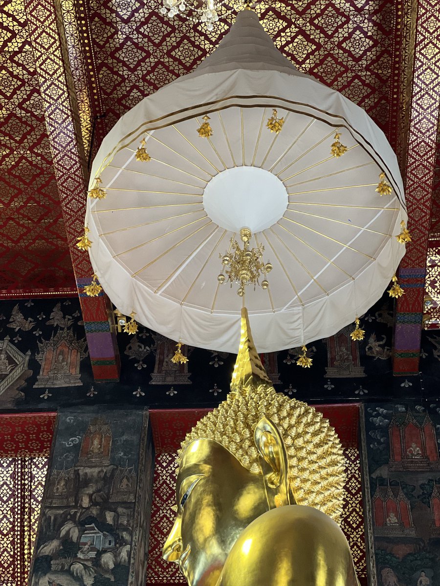 Erislynx's tweet photo. วันนี้วันพระ ขอเล่าเรื่อง “ฉัตรพระ” 

      แต่องค์นี้ไม่ธรรมดาเพราะมีขนาดใหญ่และมีน้ำหนักมากที่สุดในประเทศไทย 

นพปฎลมหาเศวตฉัตร ที่กางกั้นเหนือพระศรีศากยมุนี เป็นฉัตรผ้าขาวขลิบริ้วระบายทอง 9 ชั้น องค์นี้ถือเป็นฉัตรขนาดใหญ่พิเศษ มีองค์เดียวในบ้านเรา ที่พระบาทสมเด็จพระเจ้าอยู่หัวโปรดให้สร้างขึ้นสำหรับถวายกางกั้นเหนือองค์พระประธานในพระวิหารหลวง วัดสุทัศนเทพวราราม ฯ  ด้วยขนาดขององค์พระและขนาดอาคารพระวิหารที่มีขนาดใหญ่มาก ฉัตรองค์นี้จึงต้องทำให้มีขนาดมหึมา ใหญ่เป็นพิเศษกว่าฉัตรโดยทั่วไปที่เคยมีอยู่ เพื่อความงามตามสัดส่วนของงานสถาปัตยกรรม หากมองด้วยสายตาปัจจุบันขนาดที่เชิญขึ้นแขวนไว้แล้วนี้อาจดูไม่ออกว่าจะมีขนาดใหญ่แค่ไหน แต่หากดูภาพเมื่อครั้งเสร็จฯ ทรงเจิมและยกฉัตรนี้แล้วจะเห็นเมื่อขนาดเทียบกันตัวคนได้เลยว่ามีขนาดใหญ่มากๆ

Fun Fact  :  ถ้าเข้าไปในพระวิหารไปนั่งแหงนหน้ามอง สังเกตดีๆที่โคมระย้าสีทอง แขวนอยู่ที่กำภูฉัตร นี้ไม่ใช่ Chandelier นะสิ่งนี้คือโคมกิ่งขวดแก้วคริสตัล สำหรับบรรจุน้ำพระพุทธมนต์สักสิทธ์แห่งวัดสุทัศ ที่เชิญขึ้นไว้เพื่อความเป็นสิริมงคลเหนือศรีษะสำหรับผู้ที่เข้ามาในพระวิหารแห่งนี้ ให้เหมือนได้รับน้ำพระพุทธมนต์นี้กลับไปโดยทั่วกัน