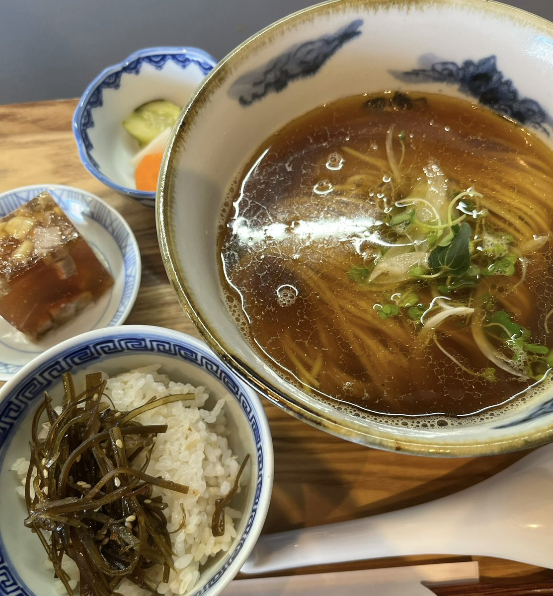 kybo04081's tweet photo. ラーメンレポート
おくに/らーめん(静岡市葵区)
「あご出汁お膳 温」

営業形態変更後初・久々のこちらに訪問！

おくにさんと言ったら、やっぱあご出汁でしょっ！

贅沢にお膳でいただきました！
超美味しかったです❣️

店主さんと沢山お話ができました！！🙇 https://t.co/kaorlgxnoi