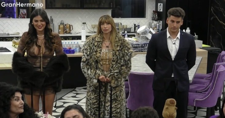 itslautrolo's tweet photo. 2 mujeres del espectáculo y un hombre que subestima a las mujeres

nunca fue tan fácil elegir un lado, MANU AL 9009 #GranHermano https://t.co/xcsWEi3QeL