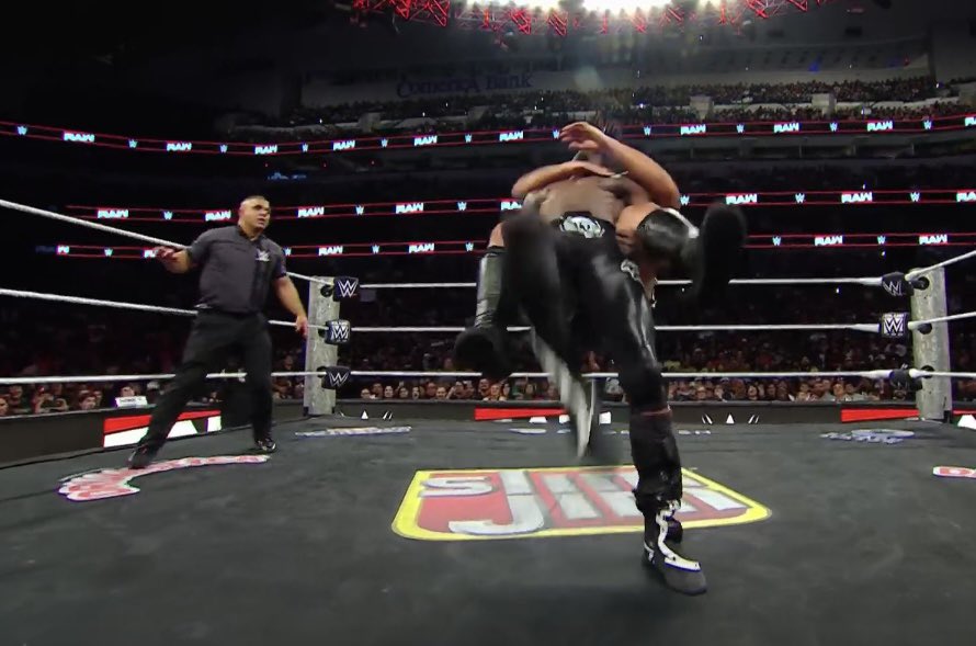 FadeAwayMedia's tweet photo. THE CROWD ABSOLUTELY LOSING IT FOR JE’VON EVANS HERE WAS SPECIAL 

#WWERAW https://t.co/PVkdptFaWW