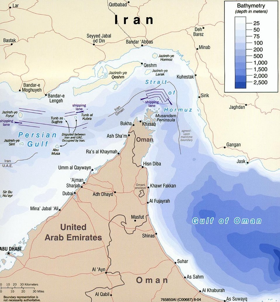 abulmuzaffar10's tweet photo. Guys.
JANGAN LUPAKAN TIMTENG

Trump melakukan serangan militer lagi ke Iran dari 3 hari ini.

Dan kali ini serangannya ga main-main. 
Kota-kota Iran kembali dibom. Termasuk infrastrukturnya.

Tidak hanya menyerang Iran. Amrik juga mengebom Houthi Yaman. Bandara Internasional di Yaman dibom. Sama milisi Houthi, dibalas dengan nyerang Saudi.

Saudi pun mengebom Yaman.

Situasi makin pelik. Houthi Yaman mengancam akan menutup Selat Bab El Mandeb. Iran mengklaim menutup selat Hormuz.

===
Dampaknya ke Indonesia apa?

Harga minyak udah naik lagi jadi 80 USD! Kemaren2 masih 70an

Kalau situasi perang terus berlanjut
Bukan tidak mungkin bakal jadi 100 USD

Rupiah bisa runyam. Mana APBN kita banyak program boros.
