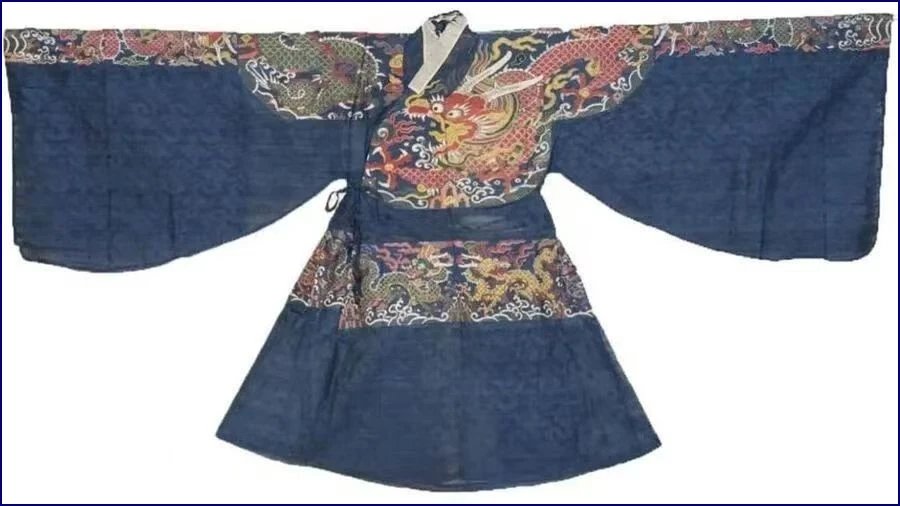 fuqu92067's tweet photo. 蓝色妆花纱云肩通袖膝襕蟒袍为交领、右衽、通袖膝襕式袍，衣身主体是蓝色云纹暗花纱，采用妆花工艺彩织云肩通袖膝襕纹饰，色彩丰富、图案精美、立体感强。这件蟒袍是明万历皇帝赐予第六十四代衍圣公孔尚贤的官服，不仅是一件精美的服饰艺术品，也是明代政治、文化、礼制的重要实证。#孔子博物馆 https://t.co/mUqCAYpdOk