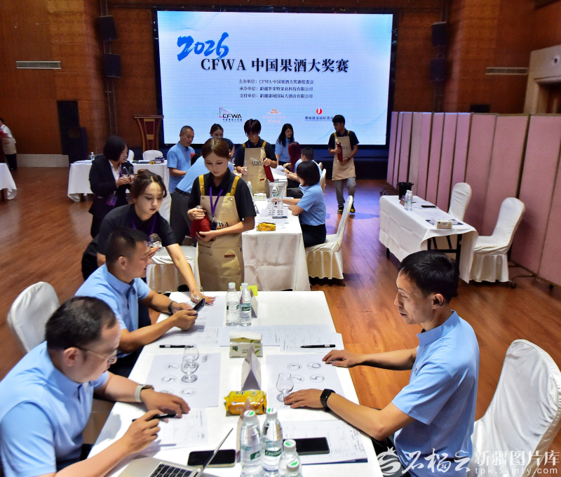 Talkwith_Alex's tweet photo. Korla, Xinjiang is hosting the 5th China Fruit Wine Awards, bringing together 172 fruit wines from across China. From fragrant pear wine to pomegranate wine, the event showcases the rich flavors, innovation, and growing potential of China's fruit wine industry. 🍐🍷 #Xinjiang https://t.co/oz30TuyNU4