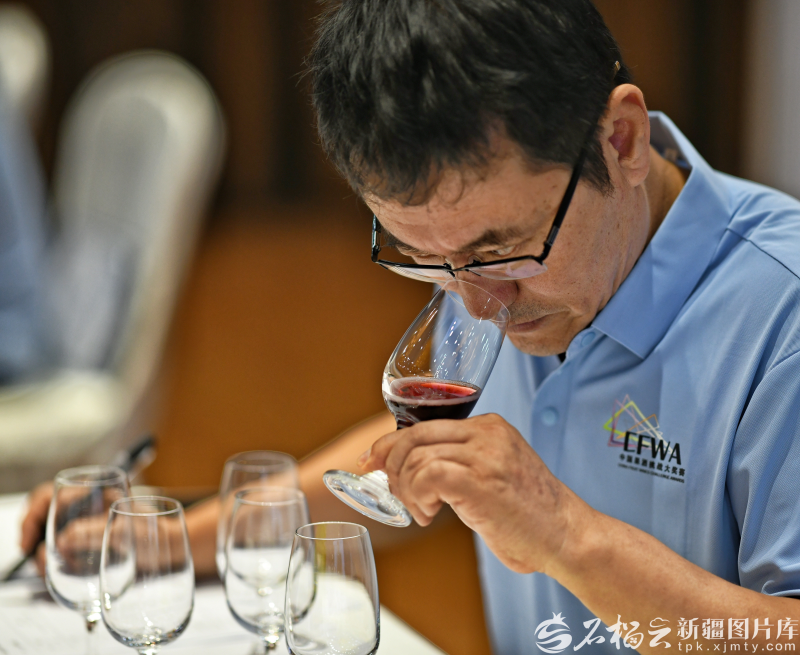 Talkwith_Alex's tweet photo. Korla, Xinjiang is hosting the 5th China Fruit Wine Awards, bringing together 172 fruit wines from across China. From fragrant pear wine to pomegranate wine, the event showcases the rich flavors, innovation, and growing potential of China's fruit wine industry. 🍐🍷 #Xinjiang https://t.co/oz30TuyNU4