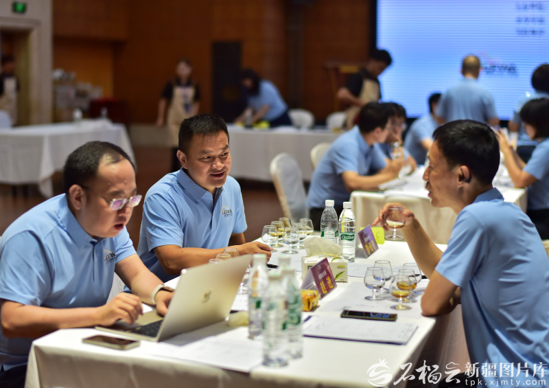 Talkwith_Alex's tweet photo. Korla, Xinjiang is hosting the 5th China Fruit Wine Awards, bringing together 172 fruit wines from across China. From fragrant pear wine to pomegranate wine, the event showcases the rich flavors, innovation, and growing potential of China's fruit wine industry. 🍐🍷 #Xinjiang https://t.co/oz30TuyNU4