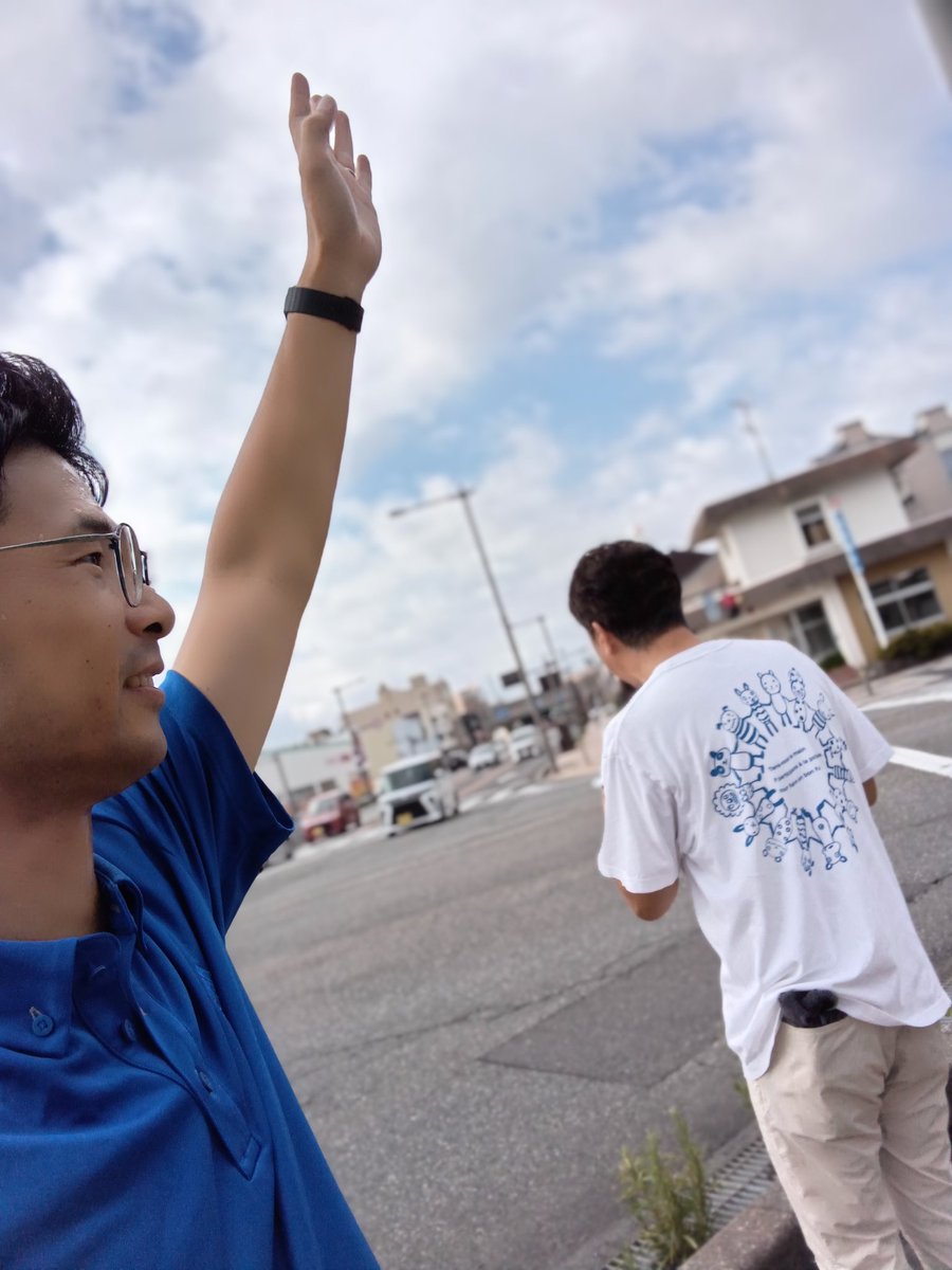 cca_hatano's tweet photo. 今日の朝は 野田 哲生 県議会議員と福井県国際交流会館前で街頭活動🎤✨️

日差しがでると朝なのにジリジリと肌が焼けるような暑さ💦💦

こうして地道に活動して、想いを伝えていきます👍⤴️ https://t.co/eKdez7iAxV