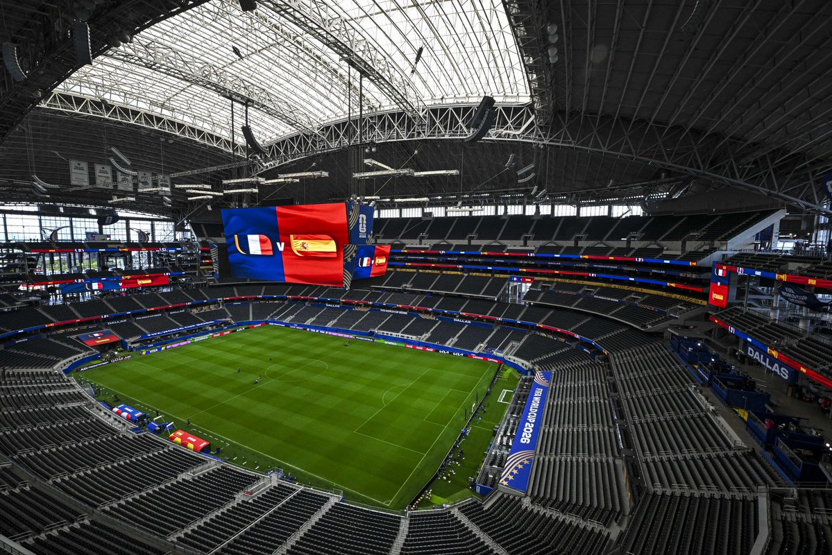 _BeFootball's tweet photo. 🚨 LES BLEUS VONT JOUER CE SOIR DANS UN STADE CLIMATISÉ POUR LA PREMIÈRE FOIS DEPUIS 2022 AU QATAR 🇶🇦 ! 🏟️🇫🇷 

La température sera de 22/24 degrés.

(@lequipe) https://t.co/oufXNMtSmG