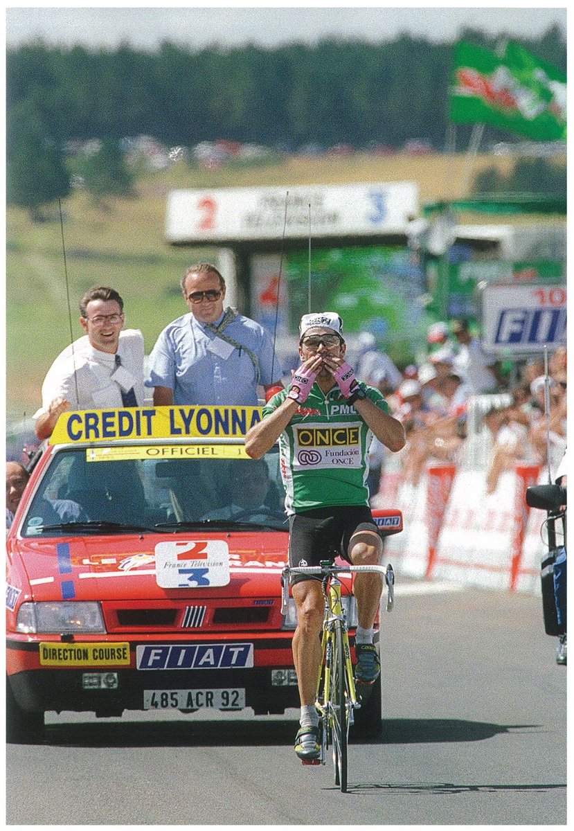 rakugaki90's tweet photo. 14 de julio de 1995. En plena etapa, Miguel Indurain está perdiendo el liderato del Tour. No se ha caído, no ha pinchado, no ha tenido una pájara. La culpa es de la ONCE de Manuel Saiz con una jugada maestra.

La ONCE ha metido tres hombres en la fuga camino de Mende, la ventaja pasa de los diez minutos y Laurent Jalabert, un francés en equipo español, es líder virtual el día de la fiesta nacional de Francia. El quinto Tour, cambiando de dueño sobre el asfalto. Banesto tiene que pedir ayuda a media caravana para salvarlo.

Manolo dirige la estrategia por pinganillo, el invento que la ONCE ya usaba activamente y el pelotón aún miraba con recelo. “Mende no habría sido posible sin pinganillo”, dijo siempre.

Jalabert, vestido de verde, ganó arriba. Aquella subida hoy se llama Montée Jalabert. Algunos en España se enfadaron tanto con la ONCE que ese verano bajó la venta del cupón. Indurain era intocable.

Esta noche España y Francia vuelven a verse. En fútbol, esta vez.
