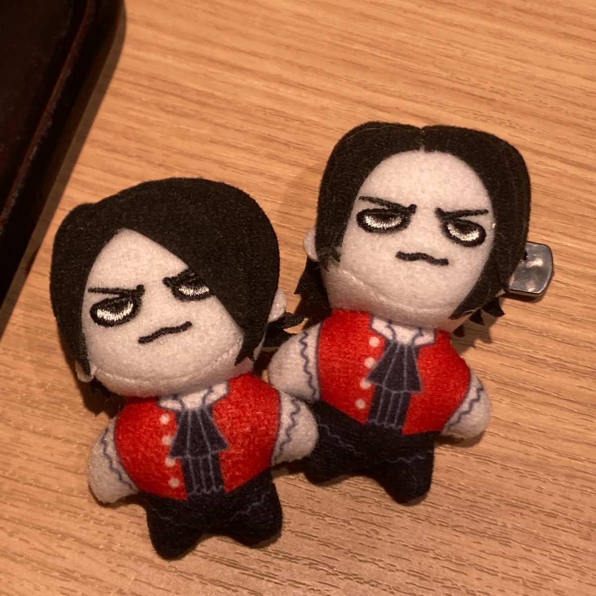 magic_sugar's tweet photo. つい癖で顔を平べったく丸くしてしまうので、おともだちのぬいと並べるとフォルムが全く別物で面白い
左がうちのあっちゃん。真ん中分けが落ち着かないので斜め前髪にカスタム（という程のものではないが） https://t.co/spvmZGh0K6