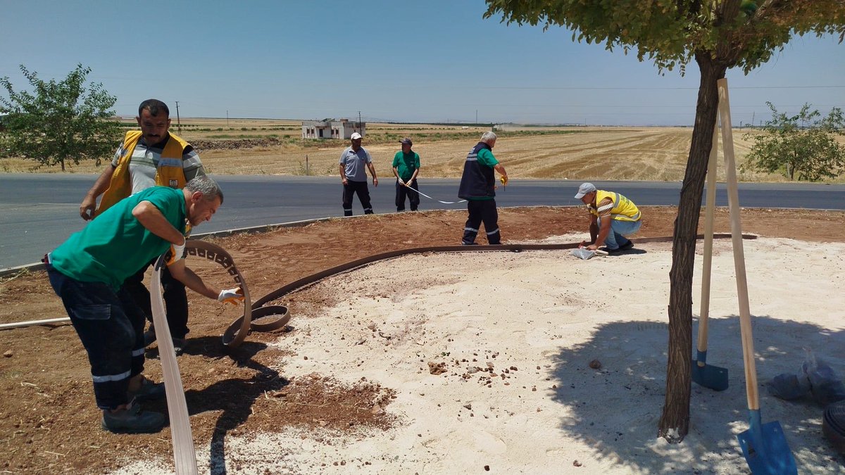 SbbPark's tweet photo. 📍Hilvan İlçesi❤️

Park ve Bahçeler Dairesi Başkanlığına bağlı ekiplerimiz;👷🚧👷

Kuru peyzaj çalışmalarını hız kesmeden sürdürmektedir.🌿

#YeşilŞehirŞanlıurfa 

@sanliurfabld 
@MithatCanKutluc 
@halilaldeniz_ 
@sukrukaracads 
@mesuthicri 
@musadokuz_ https://t.co/Kj5HaBZ4Oe