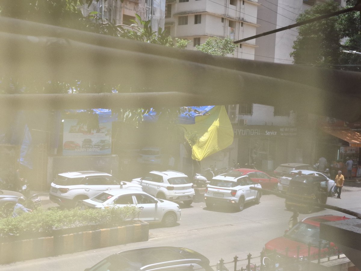 sharsh1187's tweet photo. Parallel and perpendicularly cars are parked by sai auto hyundai dattapada road borivali east on public road. Causing continous honking. Pls take action, refer image. Multiple requests are being made by nearby residents @MTPHereToHelp @MumbaiPolice @CPMumbaiPolice @mybmc https://t.co/oPfFoFLzLn