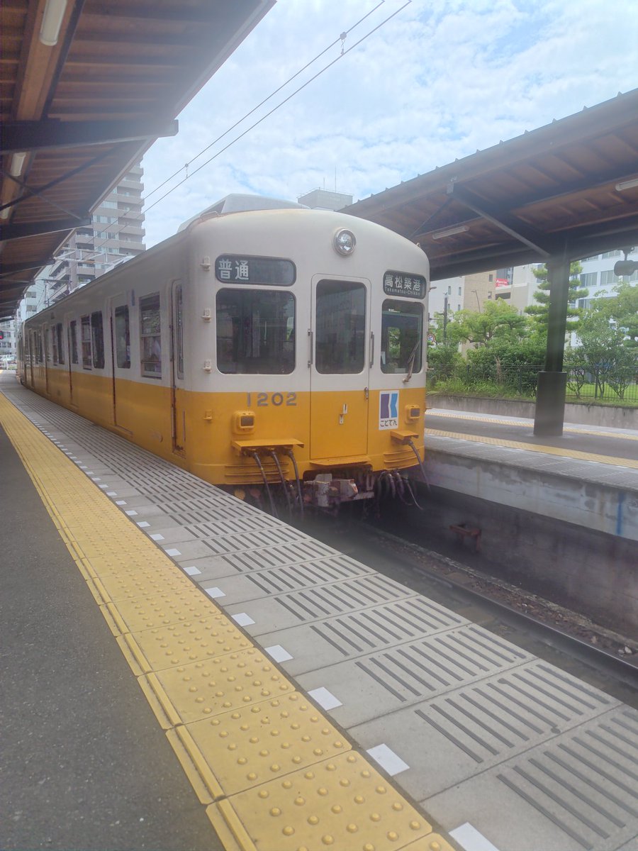 k19730412's tweet photo. 乗車記録
7/9(木)
⑤普通琴電琴平行き、高松築港13:30→太田13:44。
・高松琴平電気鉄道
・琴平線
・1200形2両編成
【メモ】 https://t.co/IXYJKzIkr8