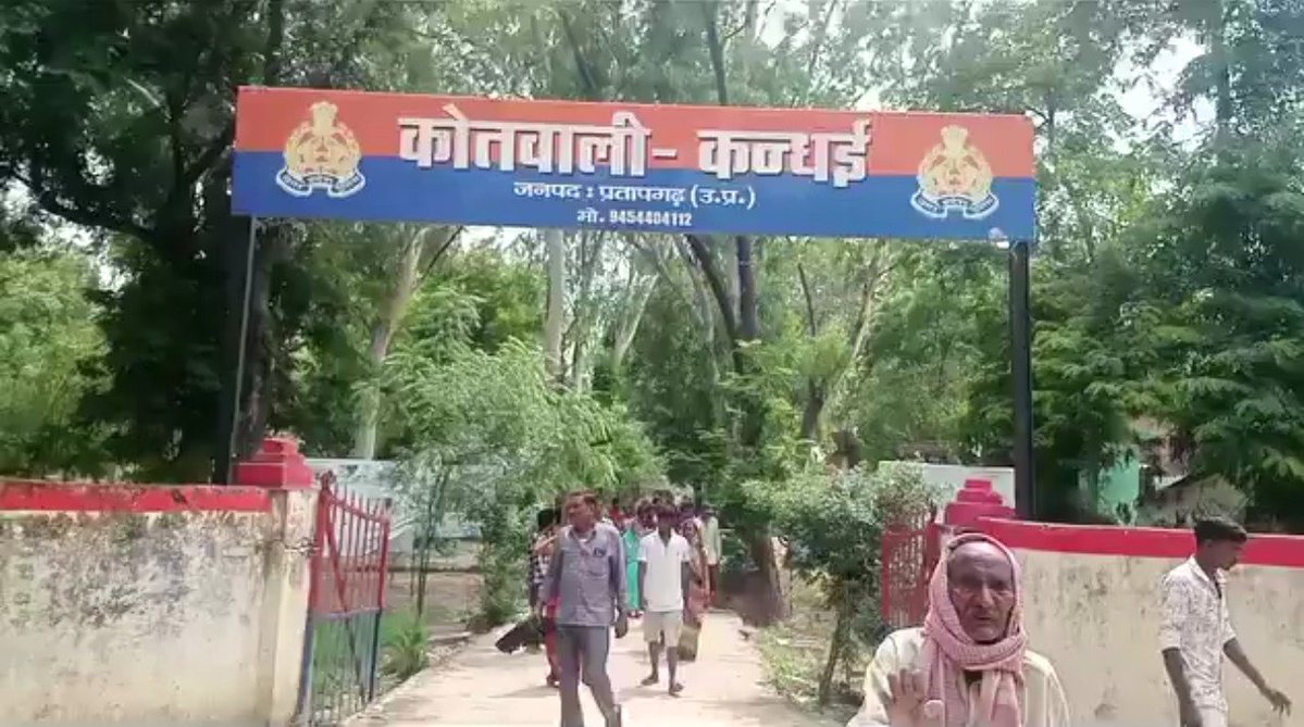 SurajKrBauddh's tweet photo. दलित परिवार पर जानलेवा हमला! 💔

​यूपी के प्रतापगढ़ में धीरज सिंह, ललित सिंह सहित कई दबंगों ने एक दलित परिवार पर जघन्य हमला कर उनकी हत्या का प्रयास किया। इस हमले में महिलाओं एवं बच्चियों समेत कई लोग गंभीर रूप से घायल हुए हैं, जिनका इलाज चल रहा है।

​योगी सरकार, प्रशासन, महिला आयोग, न्यायपालिका और अनुसूचित जाति आयोग सहित सारा तंत्र दलितों के दमन पर इस तरह खामोश हो जाता है मानो वे कोई कीड़े-मकोड़े हों। भाजपा की सरकार में दलितों की कोई सुनवाई नहीं है। चूंकि शासन-प्रशासन में ऊंची जातियों का दबदबा है, अतः दलितों के साथ होने वाली मारपीट पर शासन की चुप्पी एक नियति बन गई है।

​इस घटना में शामिल धीरज सिंह, ललित सिंह, शिव सिंह सहित अन्य सभी गुंडों पर कड़ी से कड़ी वैधानिक कार्रवाई होनी चाहिए। ऐसे लोग सामाजिक सुरक्षा के लिए खतरा हैं, अतः जिला प्रशासन को इन पर NSA के तहत कठोर से कठोर कार्रवाई करनी चाहिए। साथ ही पीड़ित परिवार के सदस्यों का समुचित इलाज एवं उनकी सुरक्षा सुनिश्चित की जाए।