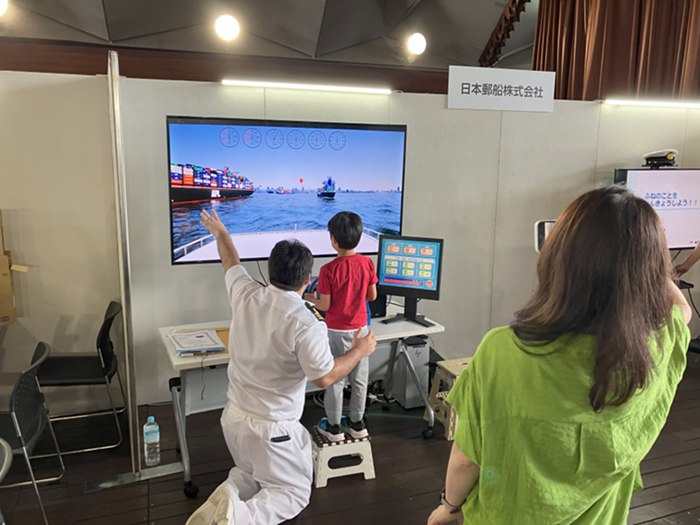 nyklineofficial's tweet photo. 📢「うみ博2026」で海の仕事の魅力を見て、触れて、体験しよう！

日本郵船株式会社はグループ会社とともに、8月8日と9日に横浜市で開催予定の「うみ博2026」で、自動車専用船の船内見学、タグボートの体験乗船、航海士・機関士のトークセッション、操船シミュレータ体験会を実施します✨

夏休みの自由研究にも役立つ多彩なプログラムを用意することで、幅広い世代の皆さまに海運業を楽しみながら学んでいただく機会を提供します！
多くの方のご来場をお待ちしています🚢

《当社グループの各プログラム》
・操船シミュレータ体験
現役外航船員のサポートのもと、操船シミュレータを使って航海を体験します。
📅８月8日（土）・9日（日）午前10時30分～午後5時
📍横浜市役所アトリウム
🎫事前応募なし、当日電子整理券制

・ステージプログラム「現役の航海士と機関士が教えます！船乗りのお仕事」
現役航海士・機関士が船上での生活やそれぞれの仕事を解説します。
📅8月9日（日）午後3時～午後3時45分
📍横浜市役所アトリウム　ステージ
🎫事前応募なし

・自動車専用船見学会
全長200メートルの自動車専用船への見学会を実施します。
積み付け作業体験、救命いかだ展示、船内スタンプラリーなど、船に関するさまざまな展示・体験を用意しています。
📅8月9日（日）午前11時から午後2時30分までの間で、指定された時刻にご来場（一般枠1,700名）
※本船の運航状況によって、開催時間は変動
📍大さん橋ふ頭
🎫事前応募あり、お申込みは「うみ博2026」特設ホームページの催事ページでご案内。
🔗： https://t.co/VqfTiyi8z4
お申込み期間は7月27日（月）午後6時まで。
7月31日（金）うみ博運営委員会からご当選者へメールでご連絡。

・タグボート乗船体験会
大型船を港でサポートする小さな力持ち、タグボート。
大型船の港への出入りや、必要な場所への停泊を助けるために活躍するタグボートの船内を見学することができます。
📅８月９日（日）午前10時～午後3時
📍大さん橋ふ頭ビル前桟橋（はまどり桟橋）
🎫事前応募なし、順次ご案内（人数制限あり）。

🌊「うみ博」催事ページ：https://t.co/VqfTiyi8z4 
※船の予定や各イベントは変更になることがありますので、おでかけ前にWEBでご確認ください。

🔽詳細は「お知らせ」をご覧ください
https://t.co/vBl9Upr0QP

#日本郵船 #日本郵船グループ #うみ博2026 #海運業界