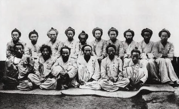 nazenazekankoku's tweet photo. 朝鮮時代当時は、「我が国」とか「我が民族」といった共同体意識が存在した時代ではなく、大多数が奴隷であった庶民たちでした。

そんな人々が民族と国家を守るために対日義兵抗争をしたという韓国史教科書の嘘は、完全にコメディです。

庶民たちは飢えに耐えかねて支配層を倒すための蜂起をするのが常識なのに、自分たちを奴隷としてこき使い、飢えさせて殺すような奴隷支配層のために国を守るなどということがあり得るでしょうか。