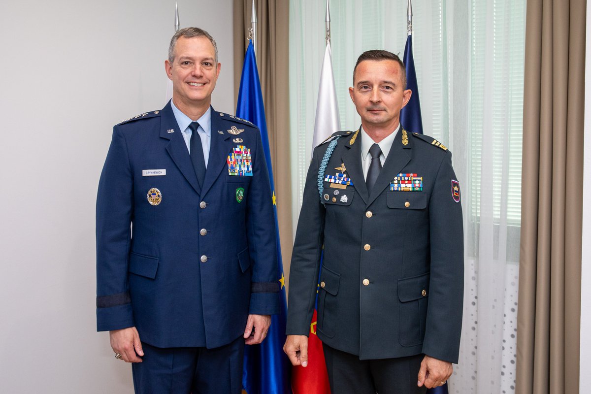 Slovenskavojska's tweet photo. Generalmajor Boštjan Močnik, načelnik Generalštaba @Slovenskavojska, se je danes srečal z vrhovnim zavezniškim poveljnikom za Evropo (SACEUR), generalom Alexusom G. Grynkewichem. 
Več na: https://t.co/WGvbPXE4uG https://t.co/lxLoznQzqR