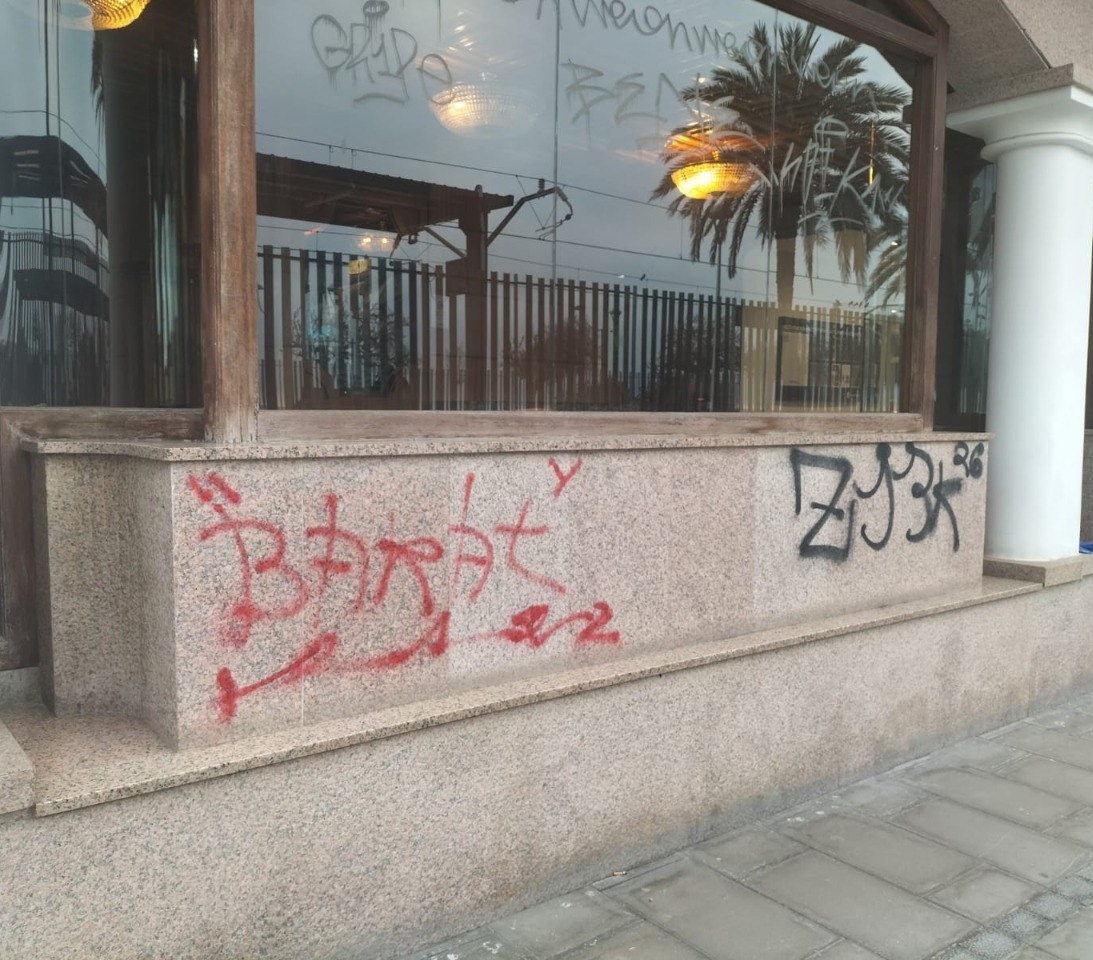 NetegesEscobar's tweet photo. Estem en temporada alta de turisme i no volem que una pintada ens espatlli la imatge de l'establiment. Tenim les eines i els millors especialistes per eliminar de forma ràpida qualsevol graffiti. Una simple trucada i venim de seguida, com fa uns dies aquest hotel de Malgrat. https://t.co/xHgcpx1Wps