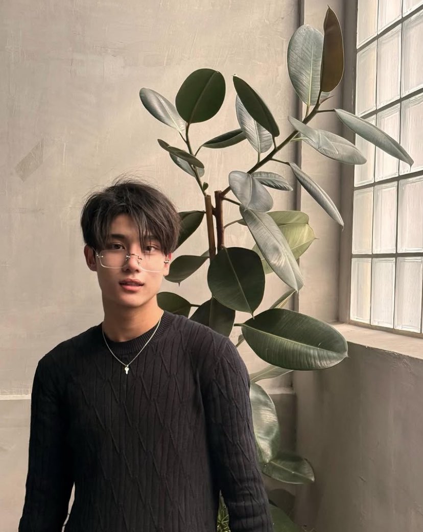 simstxy's tweet photo. question : คุณเกิดมาเพื่ออะไรคะ 

เพื่อรักเคะแว่นแล้วก็ตายครับ เท่านี้ จบ (🪦) https://t.co/xJhHFyREgS