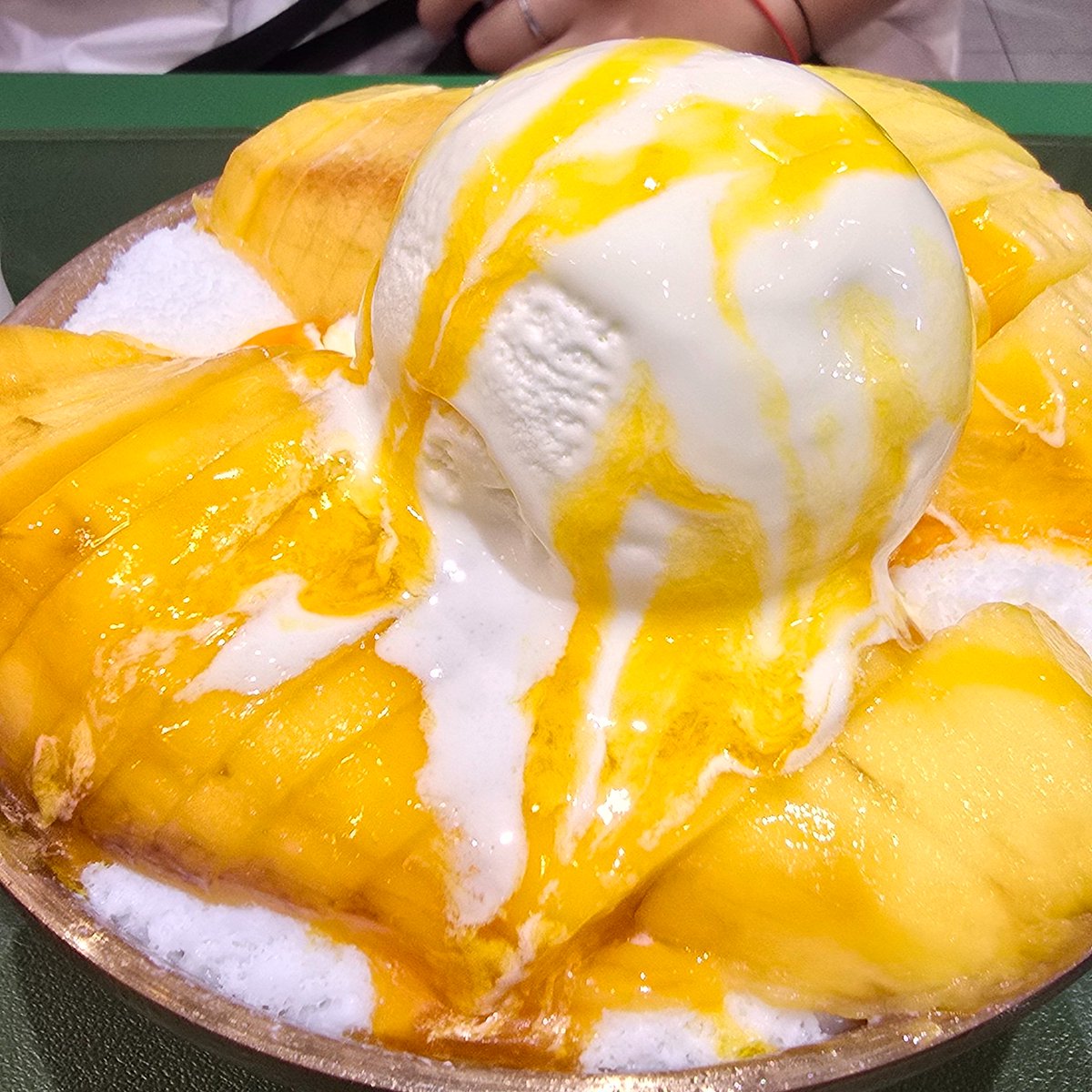 Leesangrim's tweet photo. 용산 아이파크몰 3층 스윗팔레트
망고 빙수!!! 사람이 ㅅㅏ람이 너모 많다
다른 층 모든 카페가 자리가 없어서 용산역으로 나가서 먹으려고 나가다가 빈 자리 발견!! 그냥 앉아버림 ㅋㅋㅋ
망빙은 맛있었고~ 가격도 양에 비하면 괜춘 괜춘 https://t.co/Sf8DAhZntw
