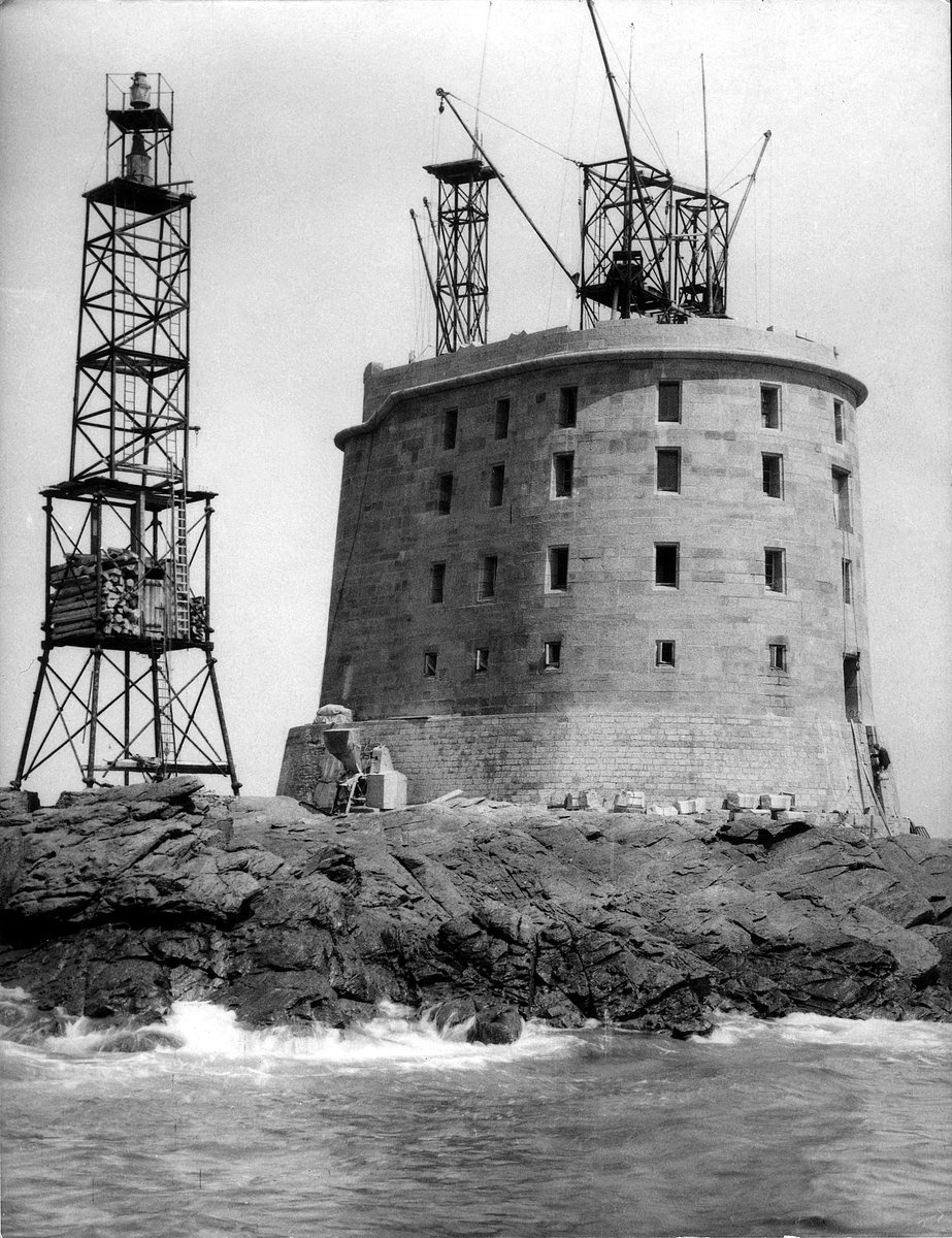 Gardien2Phare's tweet photo. Et le #14juillet, on fête aussi l'anniversaire du #phare des Roches-Douvres, le phare plus éloigné des côtes françaises et le dernier phare en mer construit en France! 

Et pour en savoir + sur son histoire, j'avais publié ce fil pour les 70 ans: ⤵️ https://t.co/fJ8gWutZET
