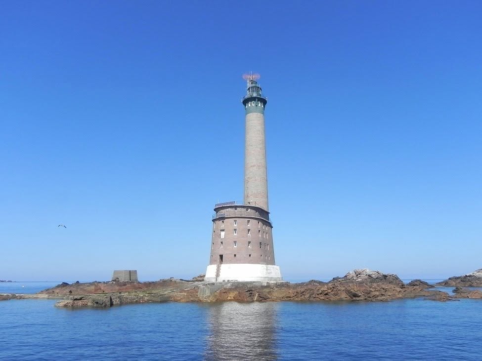 Gardien2Phare's tweet photo. Et le #14juillet, on fête aussi l'anniversaire du #phare des Roches-Douvres, le phare plus éloigné des côtes françaises et le dernier phare en mer construit en France! 

Et pour en savoir + sur son histoire, j'avais publié ce fil pour les 70 ans: ⤵️ https://t.co/fJ8gWutZET