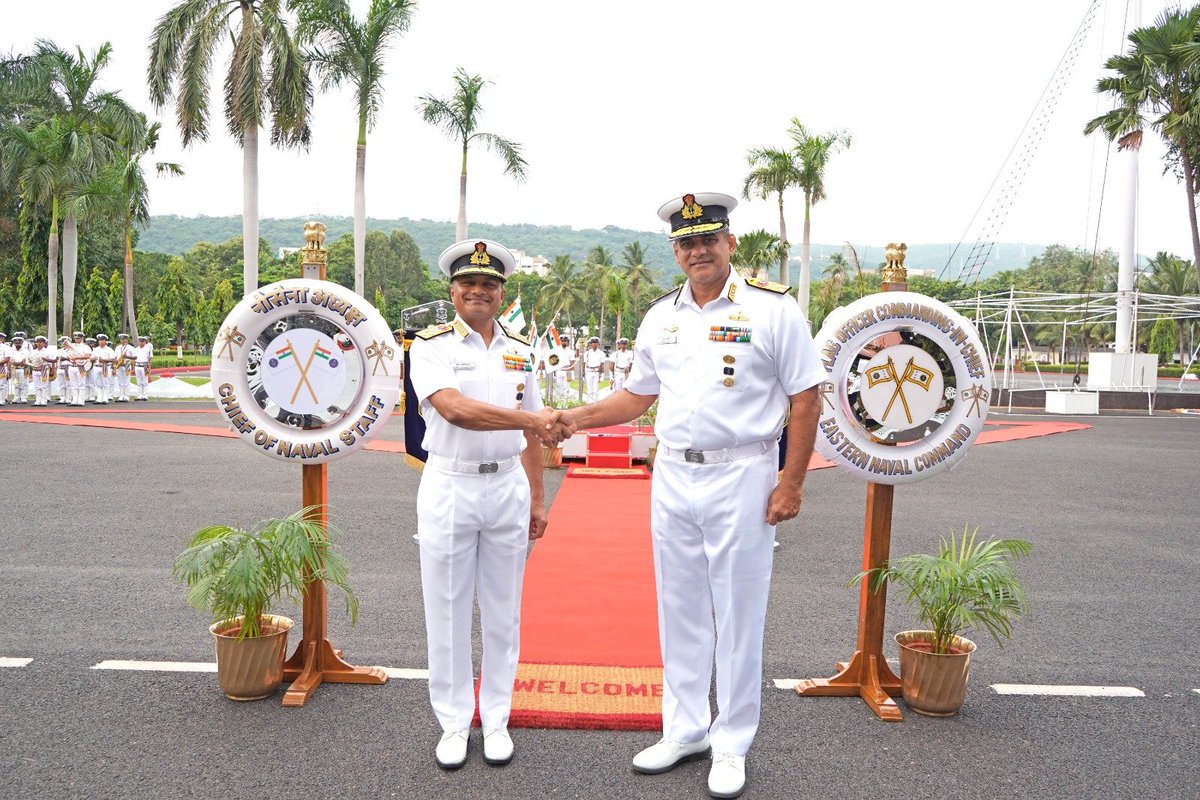 IN_HQENC's tweet photo. ⚓️Admiral Krishna Swaminathan, #CNS, undertook his maiden visit to #EasternNavalCommand after assuming charge as CNS. He was briefed by Vice Admiral Sanjay Bhalla, #FOCinC(East), on the prevailing maritime security environment, the Command's operational preparedness and ongoing operational commitments across the Eastern seaboard and the Indian Ocean Region.

Addressing officers and sailors, the CNS commended the Command's high standards of operational readiness, professionalism and unwavering commitment to safeguarding India's maritime interests. 
#IndianNavy #EasternNavalCommand #MaritimeSecurity #IOR
