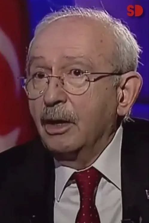 totemcihaluk's tweet photo. Akşamdan beri şaşkınlığımı üzerimden atamıyorum.
"Masraflarımı bir iş insanı karşılıyor, ismini açıklayamam" ne demek abi?
Bu nasıl bir aymazlık, nasıl bir ayıp.
Normal bir ülkede bunu söyleyen bir siyasetçinin siyasi hayatı o dakikada biter. https://t.co/5NMJMcAKk9