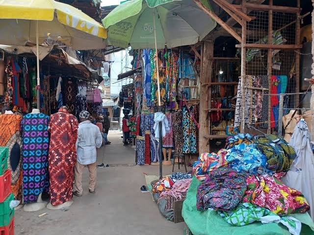 IgboHistoFacts's tweet photo. IGBA AKA AHỊA: THE FIRST SALE OF THE DAY!

Did you know that many Igbo traders attach great cultural significance to the first sale of the day?

After opening their shops in the morning, when the first customer makes a purchase, some traders use

A thread🧵 https://t.co/mpcwLPykes
