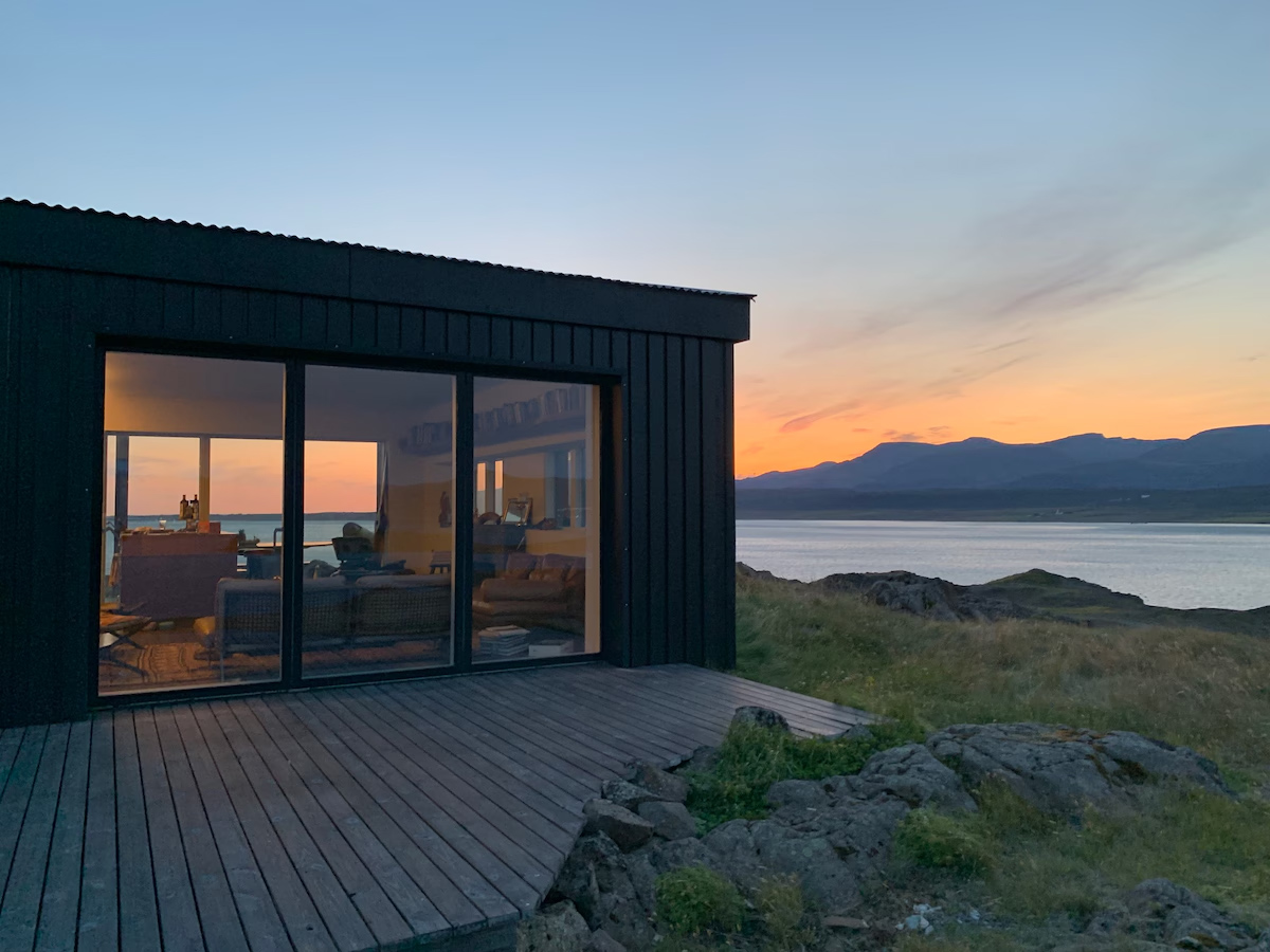 Yahgee_Intl's tweet photo. Transform a shipping container into a cozy home: a home transformation journey https://t.co/wp36mvARPf