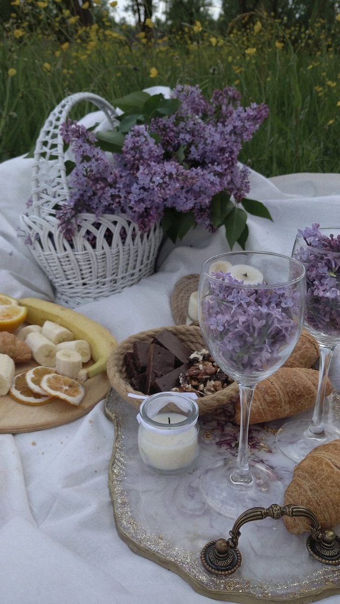 onetruelave's tweet photo. who's joining me for a picnic in the lavender field https://t.co/tHOsn2sE24