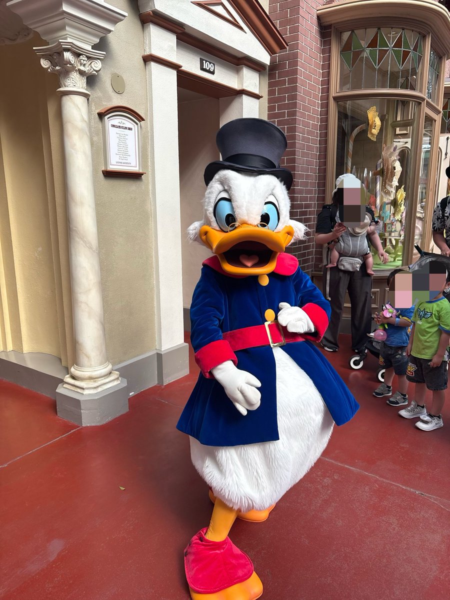 Donald_1_1934's tweet photo. ドナルドに指名されると緊張しちゃう笑
デイジーが暑いからアイス食べてーって言ってた😆
スクルージにも会えた！！ https://t.co/QnUPrVg4Ft