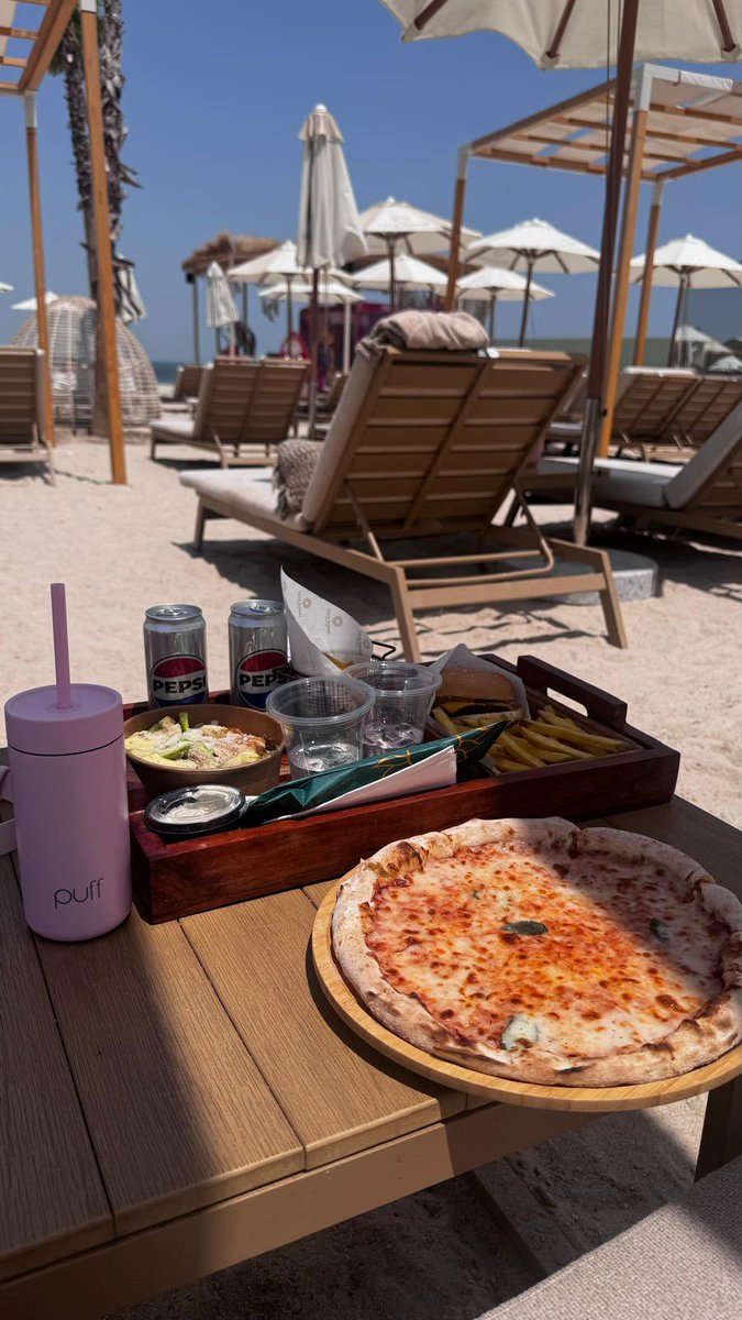 ffouzzz's tweet photo. Beach day ☀️🌊🍸 https://t.co/c1oNpgt2oU