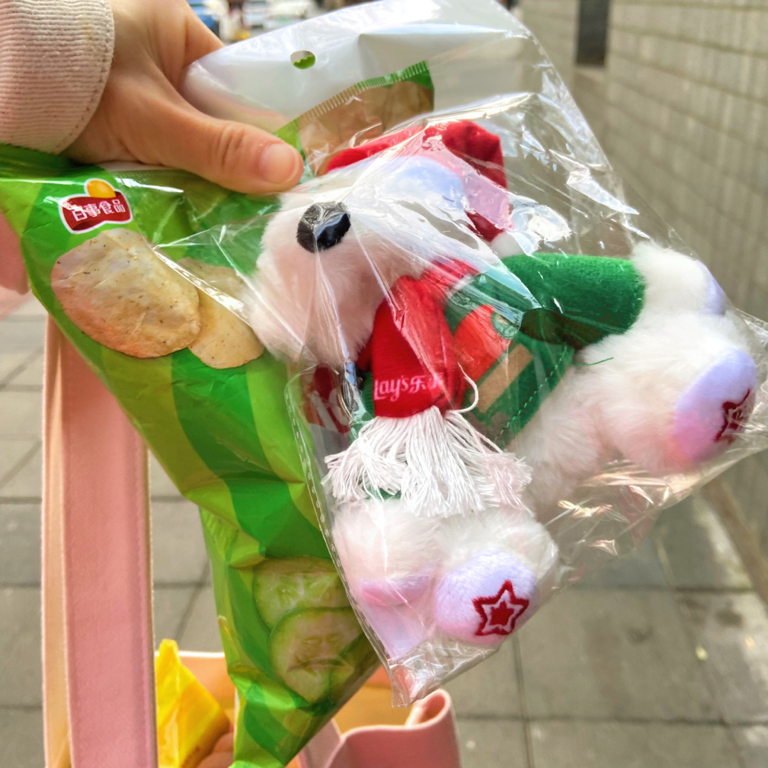 ChanChanefqf's tweet photo. Just got dragged to the convenience store at 10 PM by my partner for their late-night snack run—got matcha latte and their favorite spicy chips, cozy little chaos that makes every day sweet. https://t.co/C89JKKvaGP