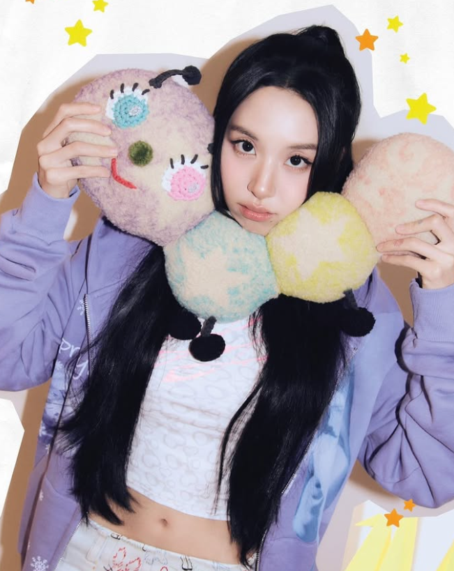 Kpop_Herald's tweet photo. .@JYPETWICE's Chaeyoung is reportedly in talks with another entertainment agency for her solo activities.

The report follows similar speculation surrounding #Tzuyu and #Jeongyeon, while Twice remains in contract renewal talks with JYP Entertainment. The industry is closely watching the possibility that the group could separate its individual and group contracts while continuing group activities under JYP.

#TWICE #CHAEYOUNG