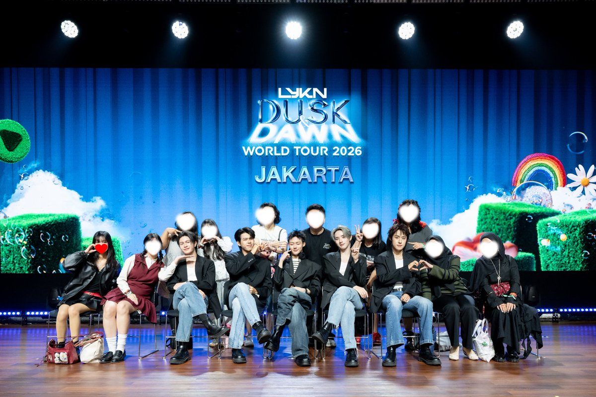 jakrapatriem's tweet photo. I'm on the left corner lol https://t.co/MPOX4X8oQH