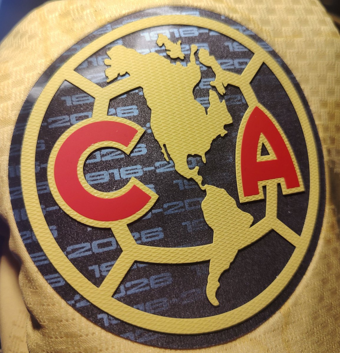1916Aguila's tweet photo. Hay camisetas que compras por los detalles.

El escudo holográfico es lo que hace coleccionable este Jersey del 110 aniversario.

Es una belleza. https://t.co/tqis2lAUjY