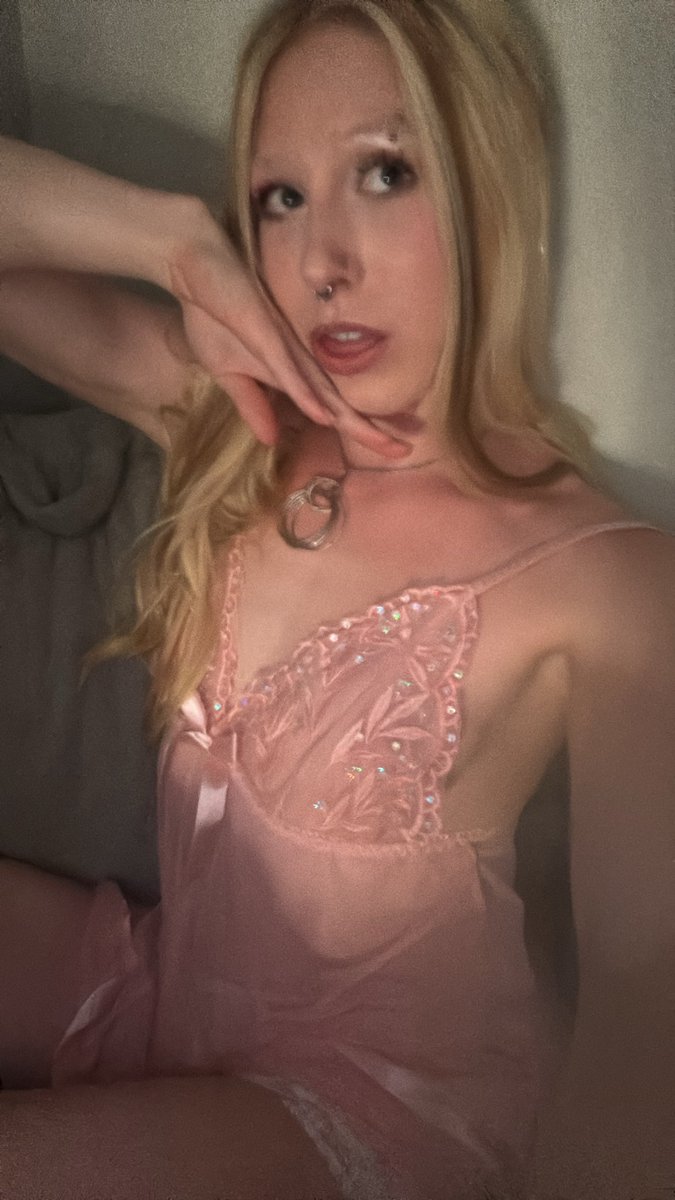 Sheaaaw's tweet photo. who finna take it off me #trans #OnlyFans #ContentCreator #bi #Doll https://t.co/PjDf01TdoZ